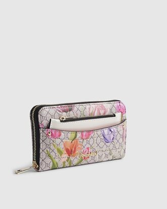 Rosa plånbok med monogram och blommönster på framsidan