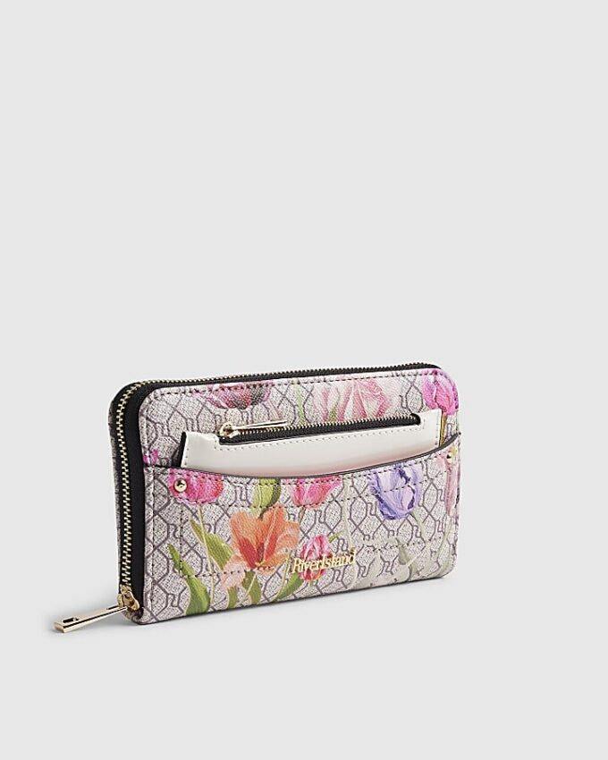 Rosa plånbok med monogram och blommönster på framsidan