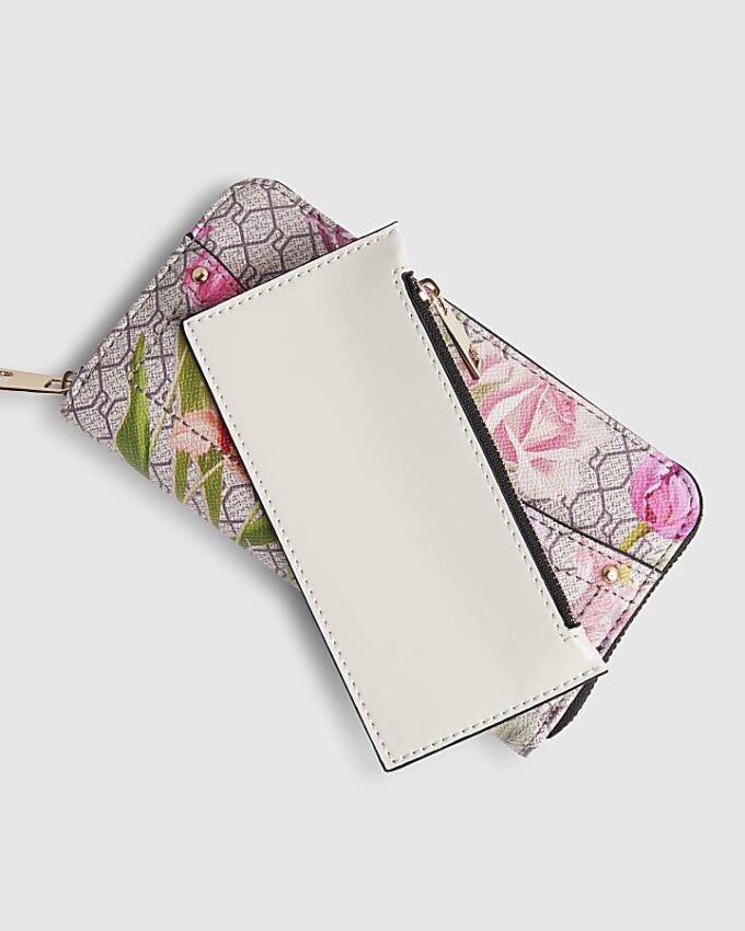 Rosa plånbok med monogram och blommönster på framsidan
