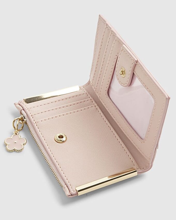Rosa plånbok med monogram och metallhörn