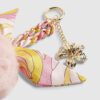 Rosa pom pom-flätad scarfblomma som bag charm