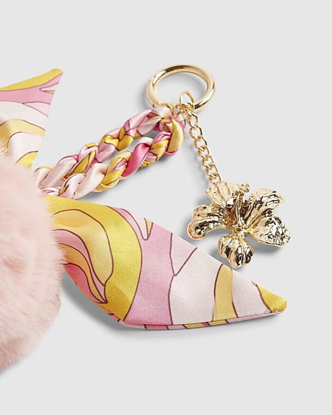 Rosa pom pom-flätad scarfblomma som bag charm