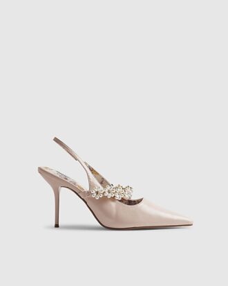 Rosa pumps med pärlblommor och rem bak
