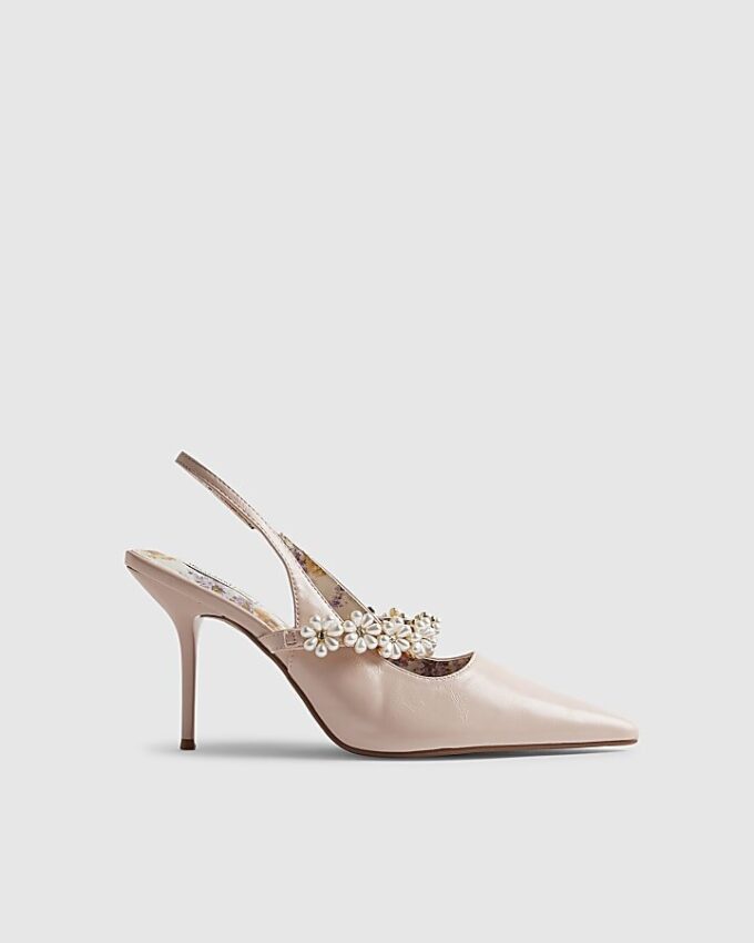 Rosa pumps med pärlblommor och rem bak
