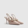 Rosa pumps med pärlblommor och rem bak
