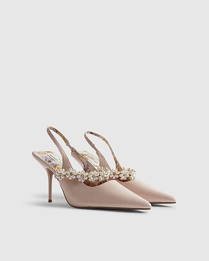 Rosa pumps med pärlblommor och rem bak
