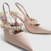 Rosa pumps med pärlblommor och rem bak