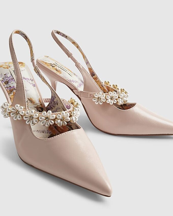 Rosa pumps med pärlblommor och rem bak