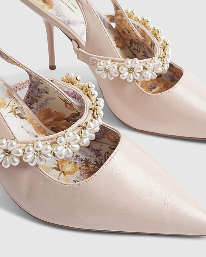 Rosa pumps med pärlblommor och rem bak