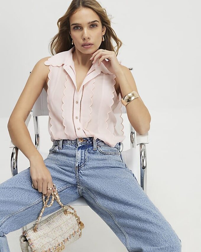 Rosa ärmlös blus med vågig kant
