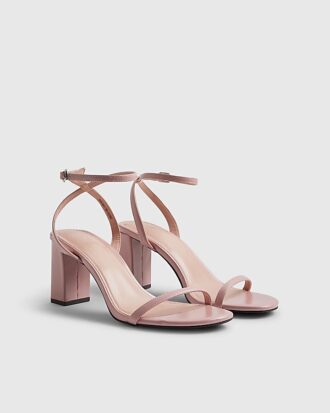 Rosa sandaler med knappt synlig klack