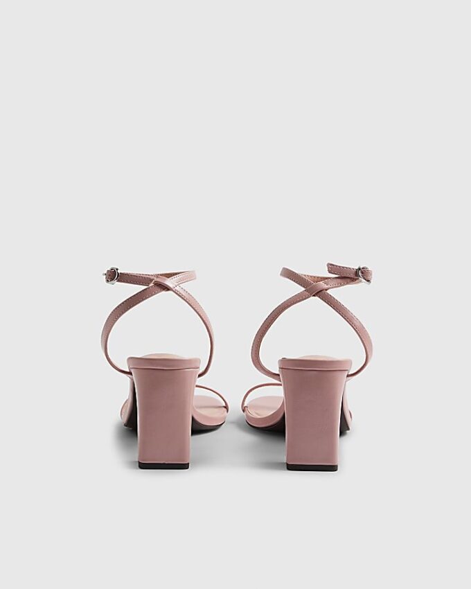 Rosa sandaler med knappt synlig klack