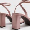 Rosa sandaler med knappt synlig klack