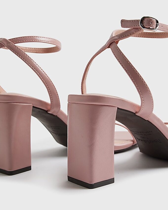 Rosa sandaler med knappt synlig klack
