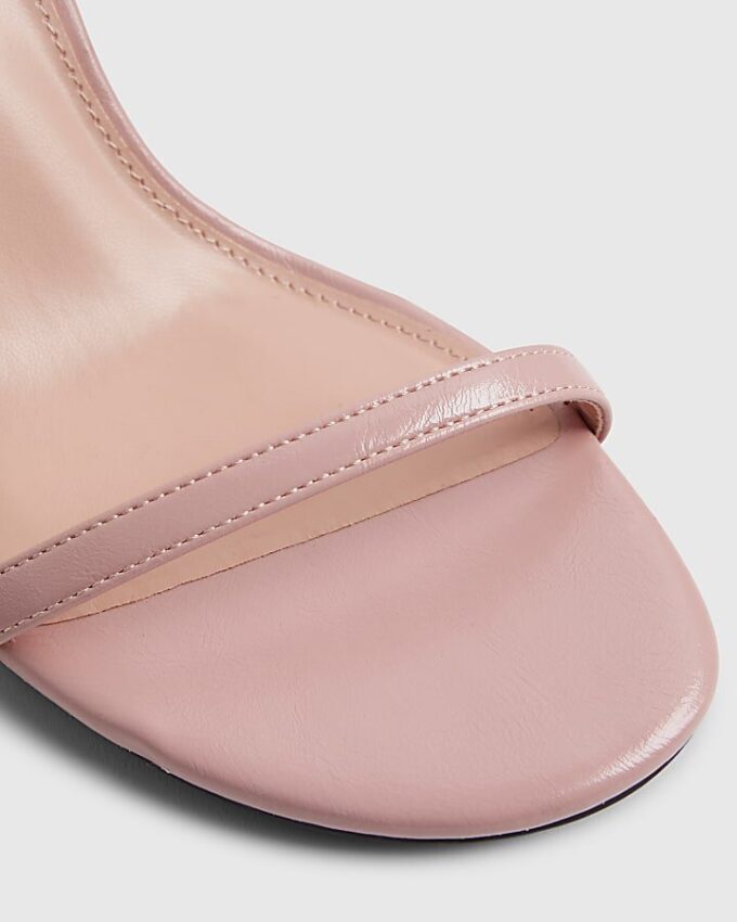 Rosa sandaler med knappt synlig klack