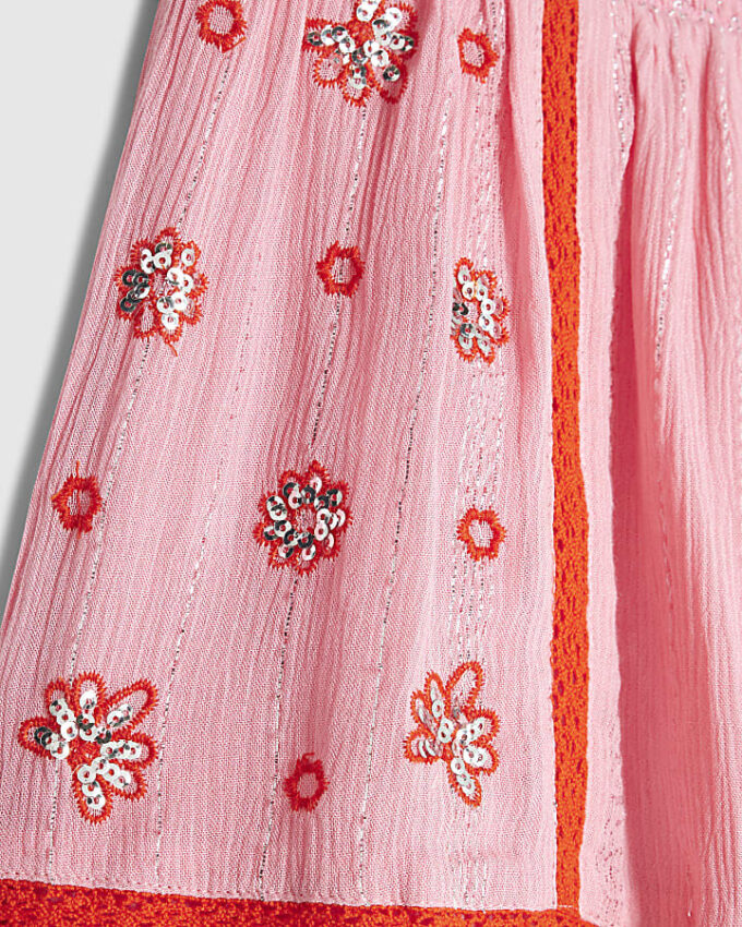 Rosa shorts med broderade blommor