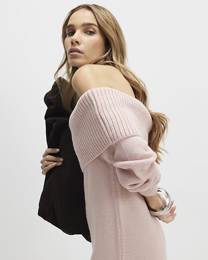 Rosa stickad långärmad bardot-midiklänning