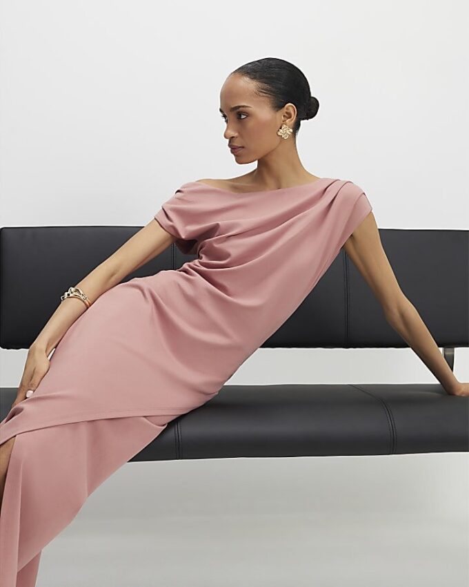 Rosa stretchig draperad midiklänning Rosa stretchig draperad midiklänning