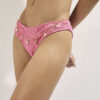 Rosa texturerade bikinitrosor med kedja