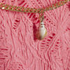 Rosa texturerade bikinitrosor med kedja