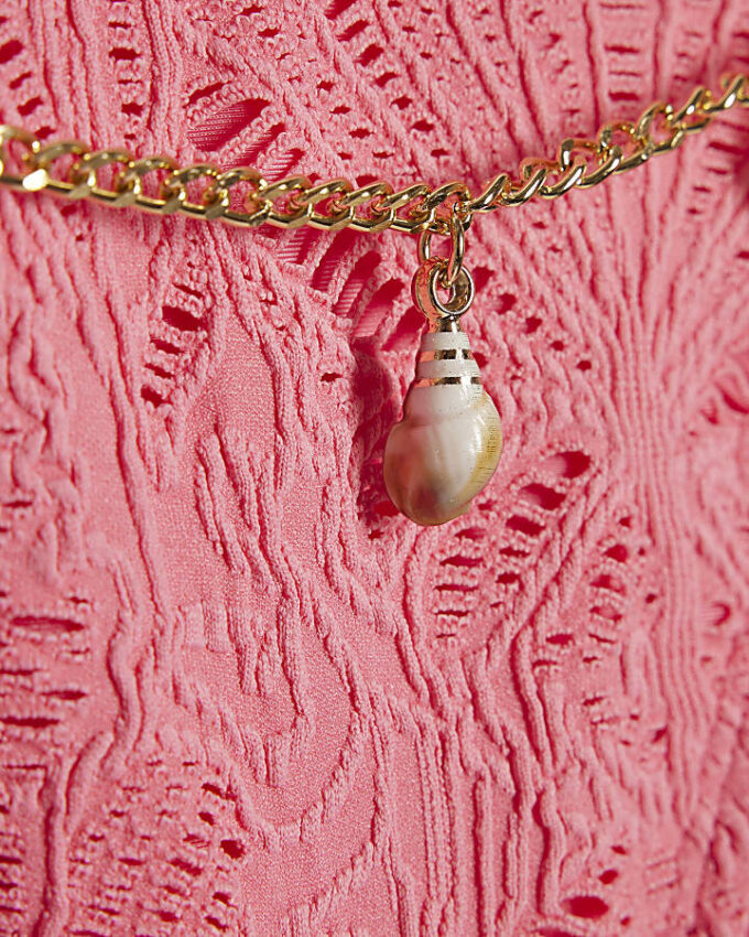 Rosa texturerade bikinitrosor med kedja