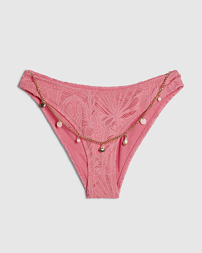 Rosa texturerade bikinitrosor med kedja