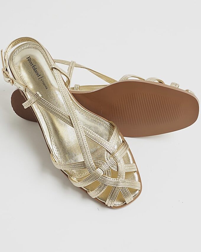 Sandaler i guldfärgat konstläder med burdesign