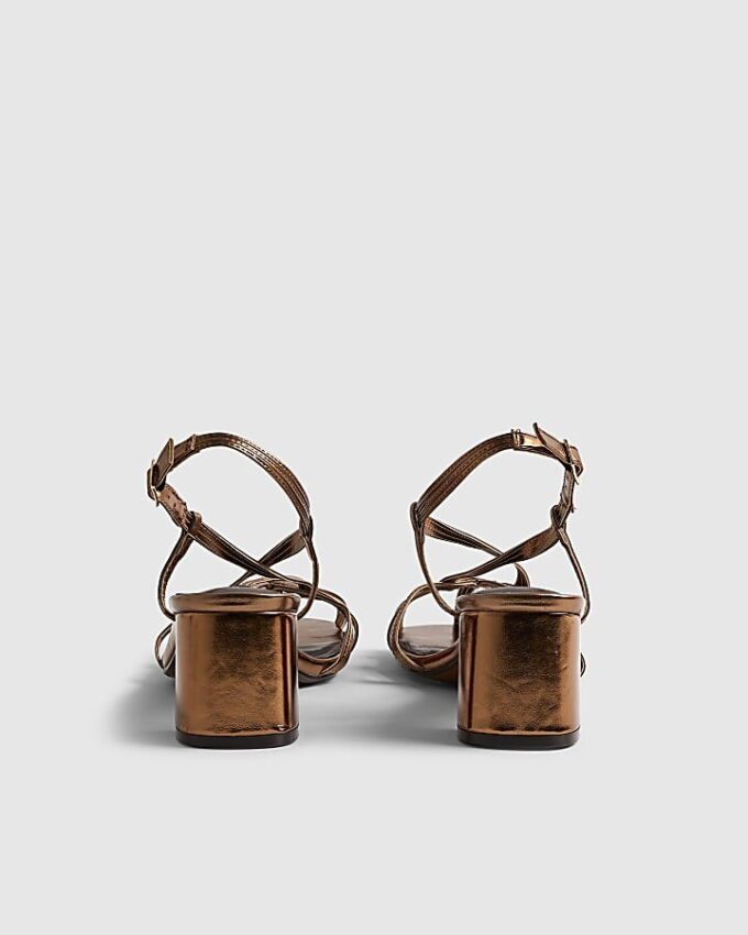 Sandaler med blockklack och bronsfärgad bur