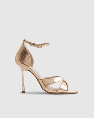 Sandaler med korsade remmar och klack i roséguld