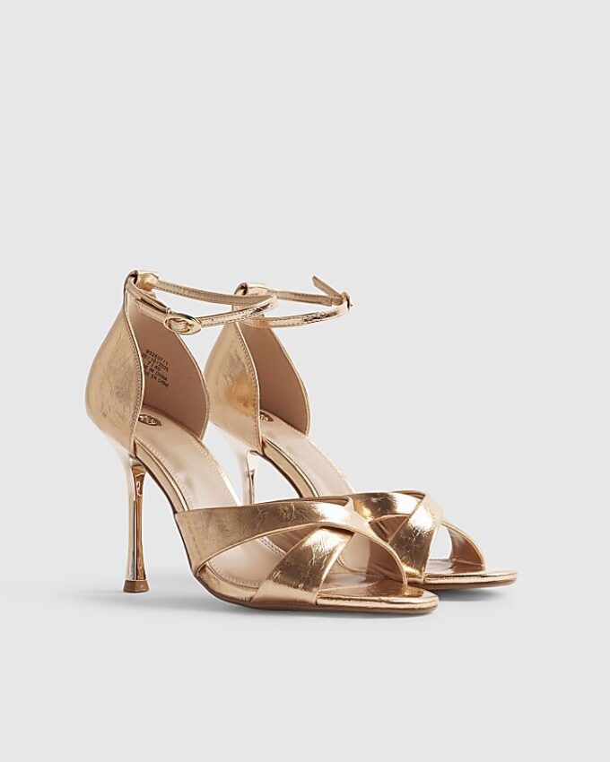 Sandaler med korsade remmar och klack i roséguld