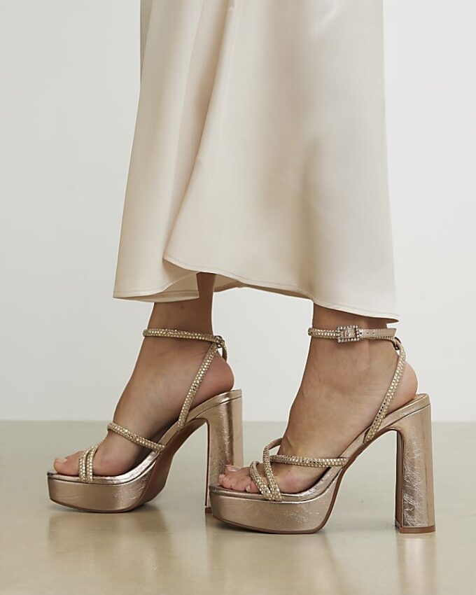 Sandaler med platåklack i roséguld med strass