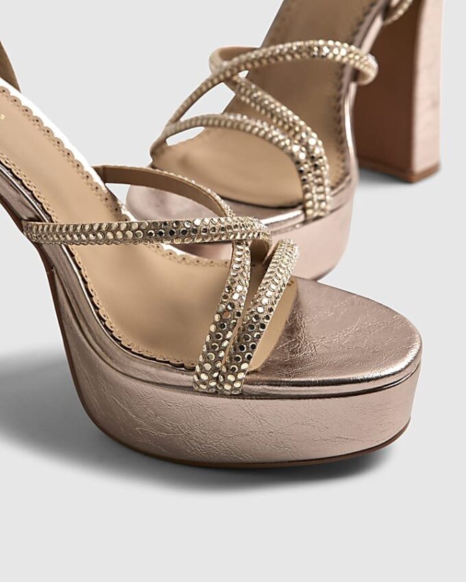 Sandaler med platåklack i roséguld med strass