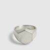 Silverfärgad ring i borstat stål med sexkantig design