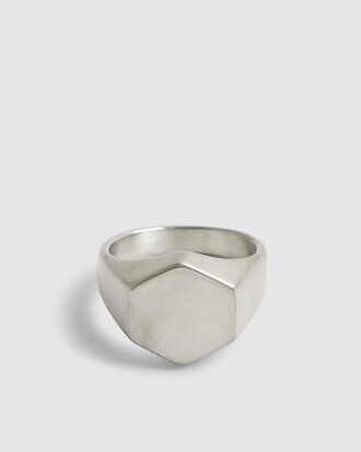 Silverfärgad ring i borstat stål med sexkantig design