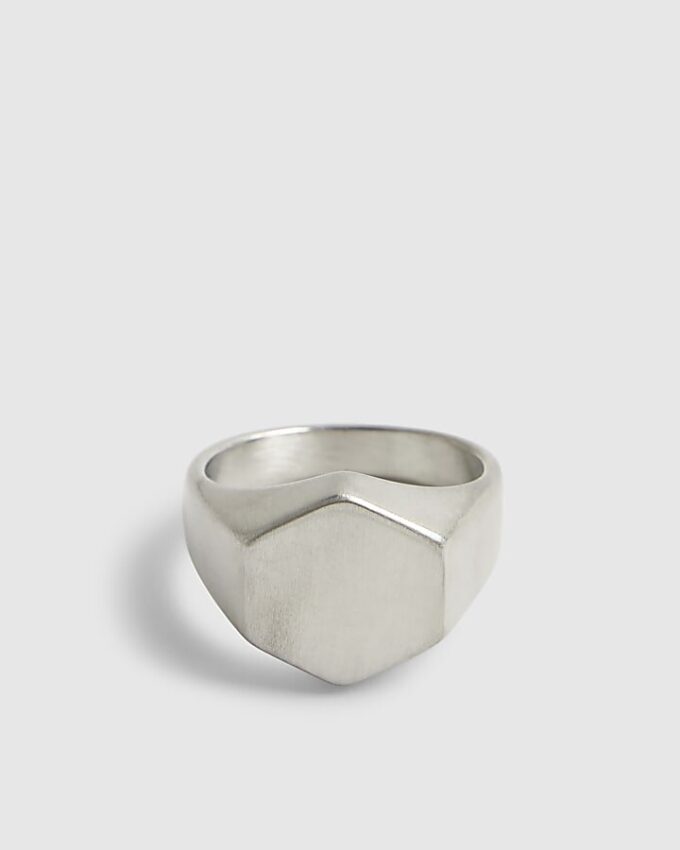 Silverfärgad ring i borstat stål med sexkantig design
