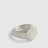 Silverfärgad ring i borstat stål med sexkantig design