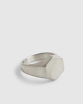 Silverfärgad ring i borstat stål med sexkantig design