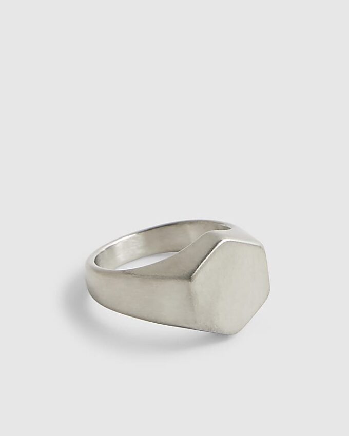 Silverfärgad ring i borstat stål med sexkantig design