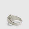 Silverfärgad ring i borstat stål med sexkantig design