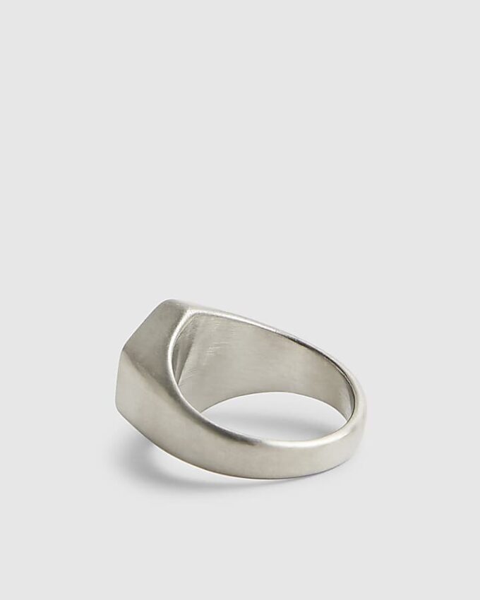 Silverfärgad ring i borstat stål med sexkantig design