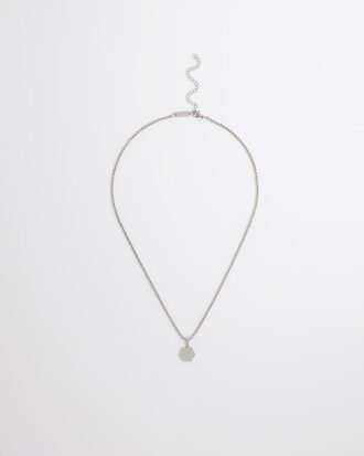 Silverfärgat stålhalsband med hexagonkedja