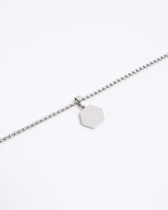 Silverfärgat stålhalsband med hexagonkedja