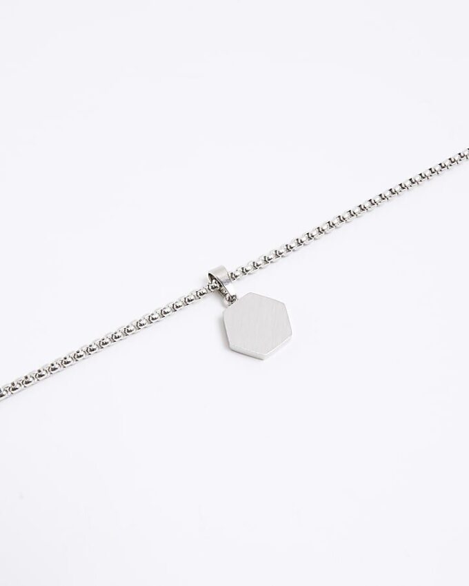 Silverfärgat stålhalsband med hexagonkedja
