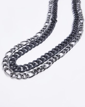 Silverfärgat, tjockt halsband med flera rader
