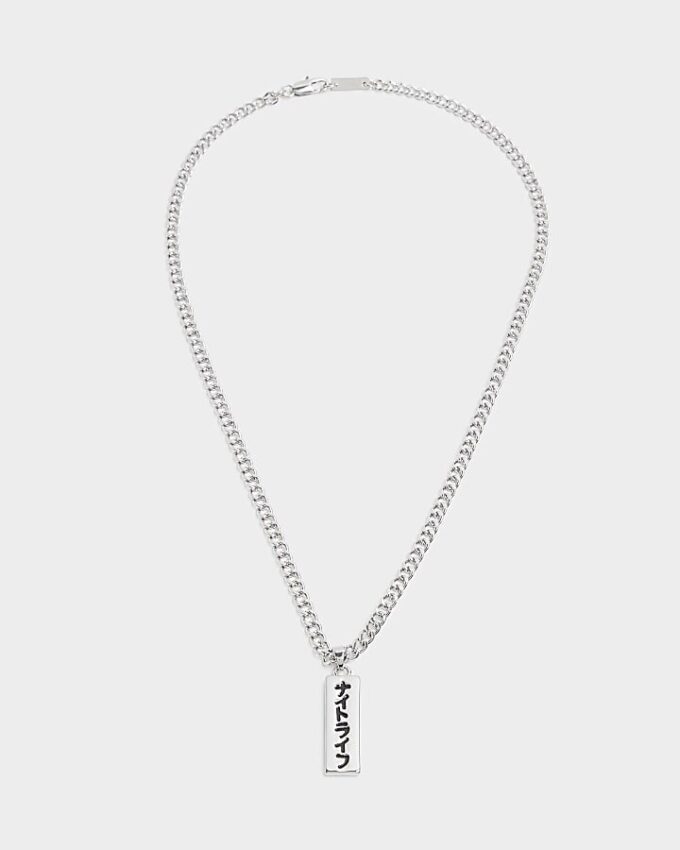 Silverhalsband med japansk tagg