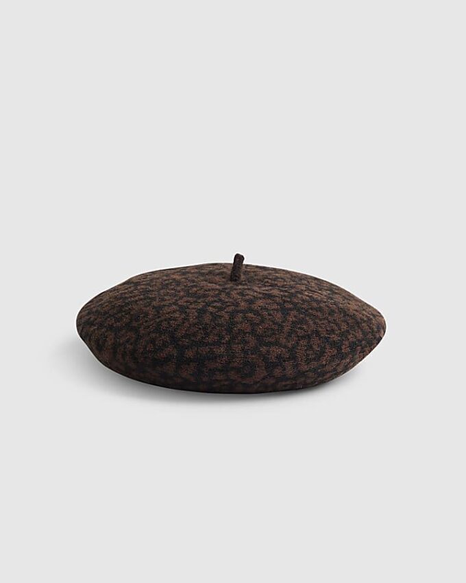 Svart basker med leopardmönster