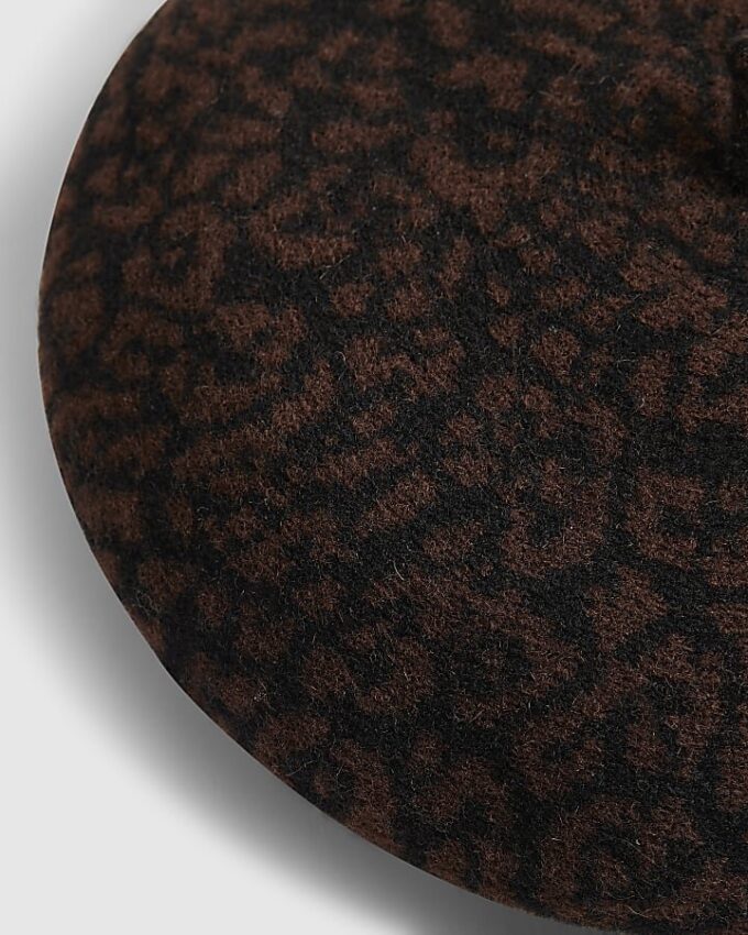 Svart basker med leopardmönster