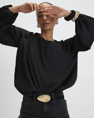 Svart blus med bubbelkant