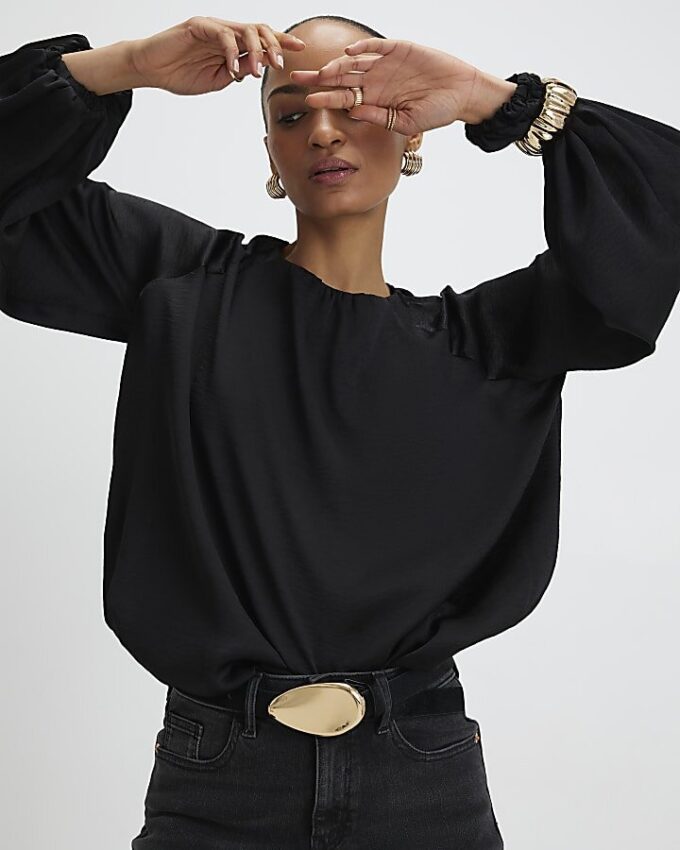 Svart blus med bubbelkant