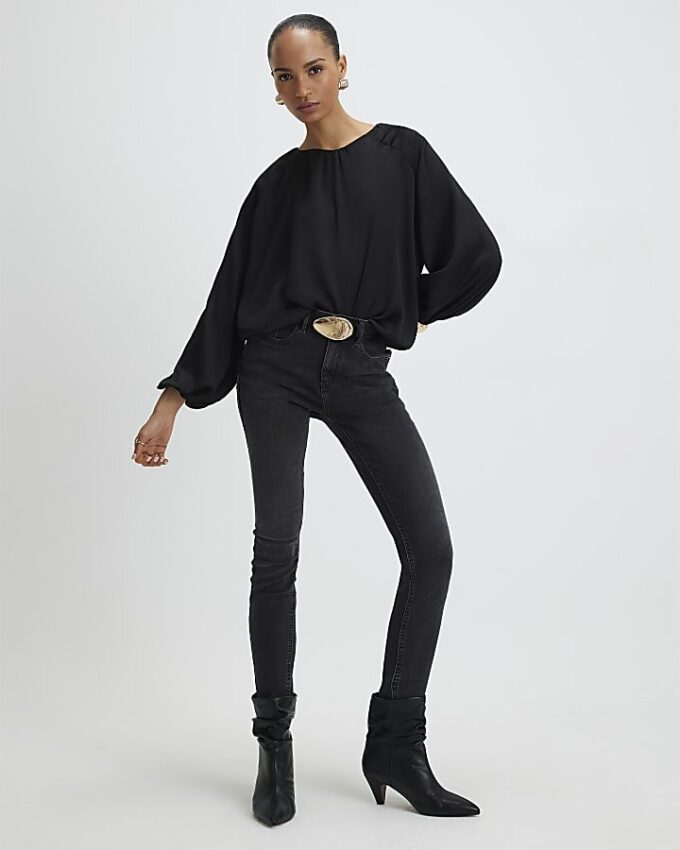 Svart blus med bubbelkant